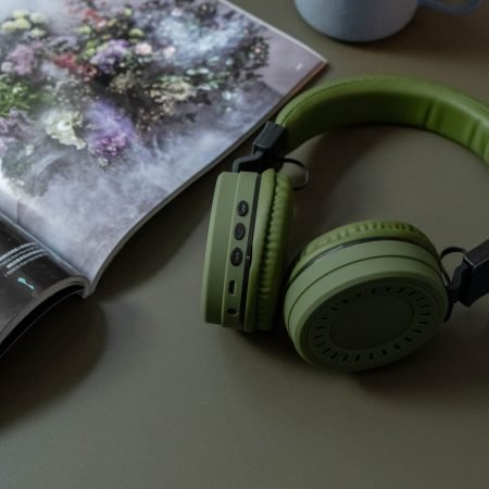 Soundcore Anker Life Q20 Hybrid Active Noise Cancelling Headphones, Wireless Over Ear Bluetooth Headphones, 40H Playtime, Hi-Res Audio, Deep Bass, Memory Foam Ear Cups, for Travel, Home Office